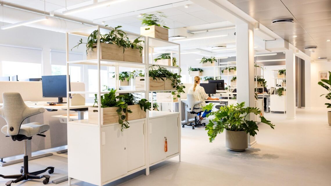 Fra kaos til kreativitet: Sådan forvandler du dit kontor med smarte indretningsløsninger