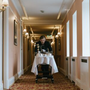 Hvordan branchespecifik vikarservice kan bidrage til en bedre gæsteoplevelse for dit hotel