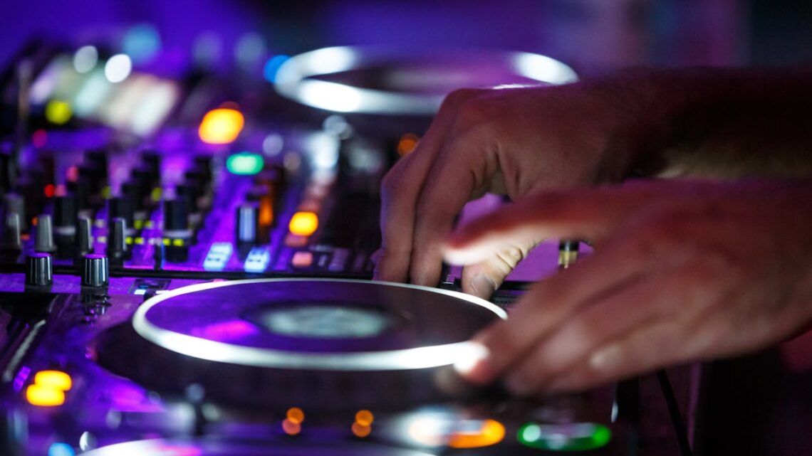 De 7 mest almindelige fejl brudepar begår, når de vælger DJ til bryllup – og hvordan I undgår dem